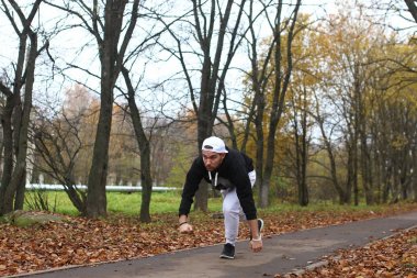 Genç adam bir sonbaharda sakal.