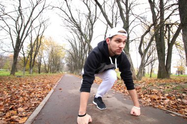 Genç adam bir sonbaharda sakal.