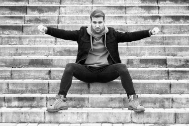 Genç sakallı adam açık