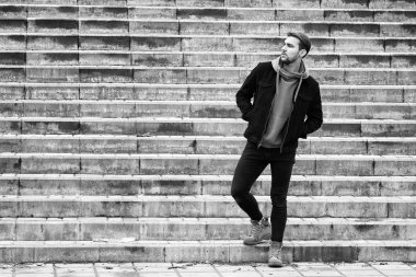 Genç sakallı adam açık