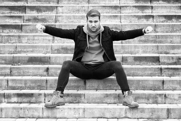 Genç sakallı adam açık