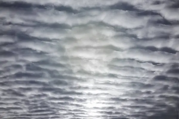 Getextureerde wolken in de nachtelijke hemel — Stockfoto