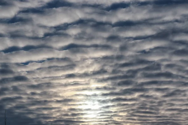 Nubes texturizadas en el cielo azul —  Fotos de Stock