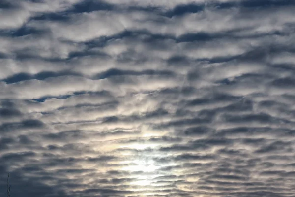 Nuvens texturizadas no céu azul — Fotografia de Stock