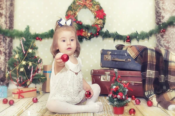 Menina e árvore de Natal — Fotografia de Stock