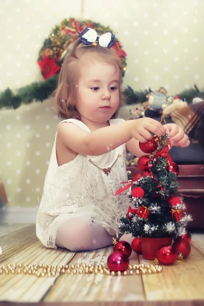 Niña y árbol de Navidad — Foto de Stock