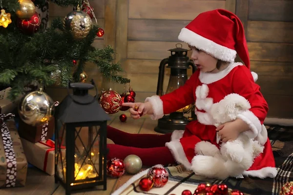 Criança pequena e brinquedos de Natal — Fotografia de Stock