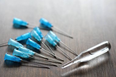 Ampül ve iğneler üzerinden bir tıbbi şırınga