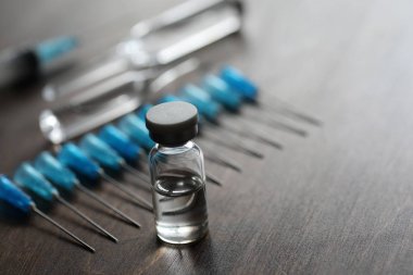 Ampül ve iğneler üzerinden bir tıbbi şırınga