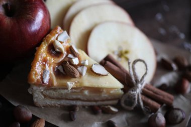 Tarçın ve meyve lezzetli pasta