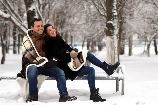 Um jovem casal caminha em um parque de inverno — Fotografia de Stock