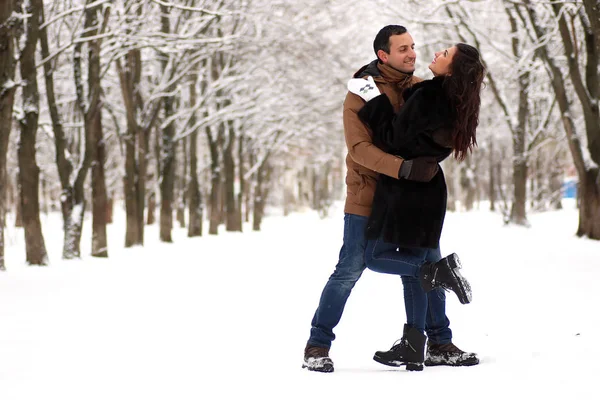 Um jovem casal caminha em um parque de inverno — Fotografia de Stock