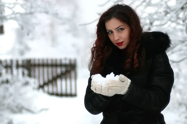 Vacker flicka i snöig vinterdag — Stockfoto