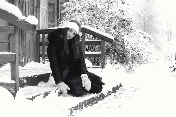 Όμορφο κορίτσι χειμώνα χιονισμένο μονόχρωμα — Φωτογραφία Αρχείου