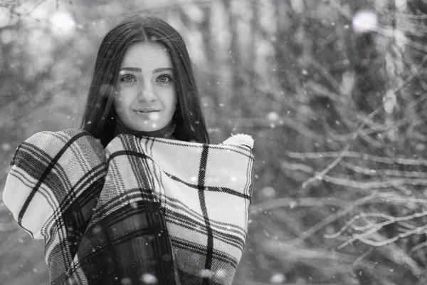 Une fille dans une journée nuageuse d'hiver — Photo