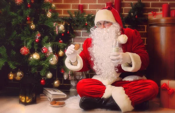 Santa Claus con árbol de Navidad — Foto de Stock