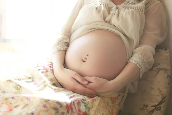Красивая беременная блондинка — стоковое фото