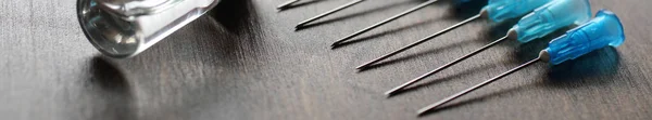 Hintergrund mit Ampulle und Nadeln aus einer medizinischen Spritze — Stockfoto