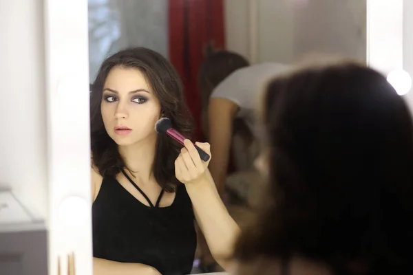 Mooi meisje doen make-up — Stockfoto