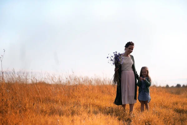 Mother with daughter walking on a road — Stock Photo, Image