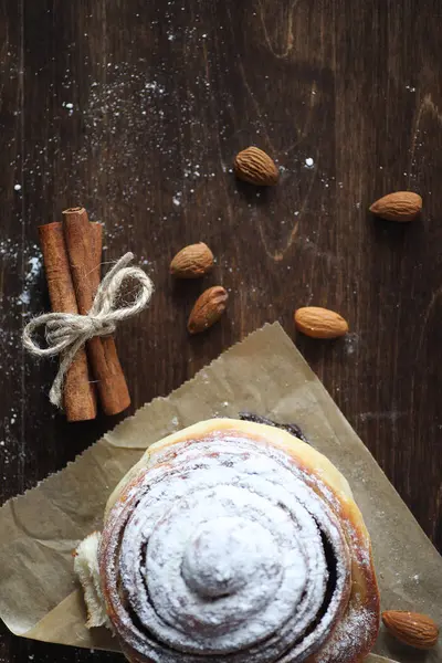 Délicieuse pâtisserie à la cannelle et aux fruits — Photo