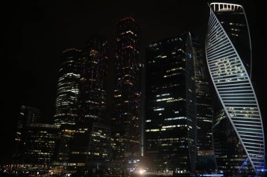 İş Merkezi ile yüksek gökdelenler