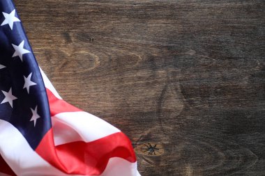 Ahşap doku masada Amerikan bayrağı