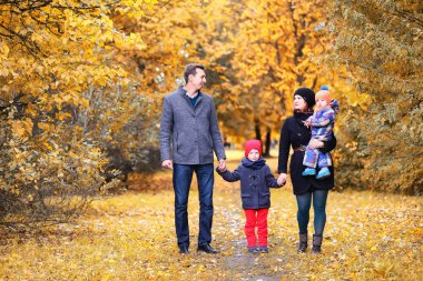 Öğleden sonra sonbahar Park aile