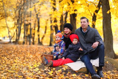 Öğleden sonra sonbahar Park aile