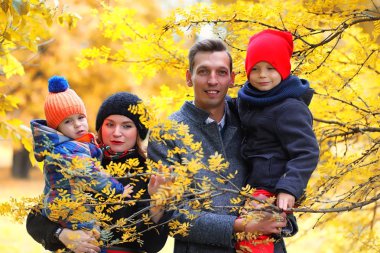 Öğleden sonra sonbahar Park aile