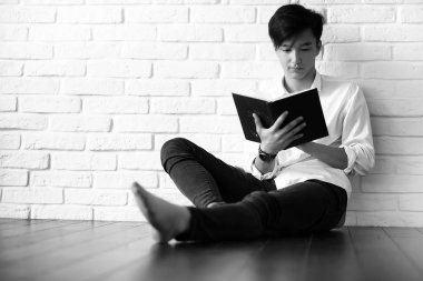 Asyalı öğrenci kitapları ile