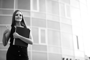 İş kadını siyah ve beyaz fotoğraf