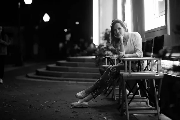 Menina sentada em uma cadeira à noite — Fotografia de Stock