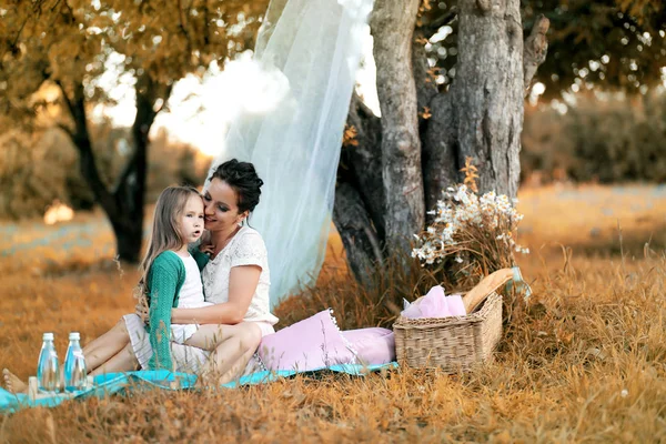 Мать с дочерью на пикнике — стоковое фото