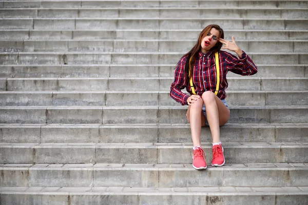 Menina bonito em uma maquiagem de palhaço — Fotografia de Stock