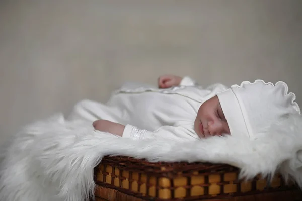 Nyfödda barnet ligger på filten — Stockfoto