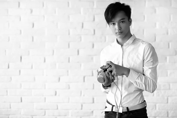 Asiatique homme avec un appareil photo noir et blanc — Photo