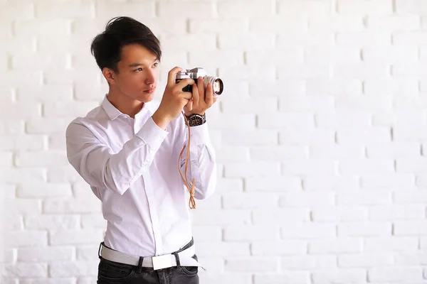 Asiático joven hombre con un cámara —  Fotos de Stock