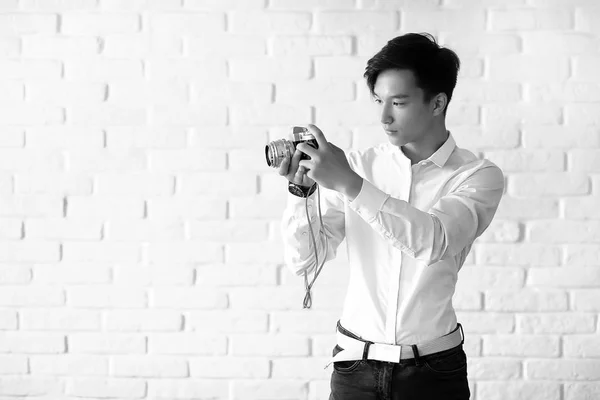 Ασιατική άνθρωπο με μια φωτογραφική μηχανή μαύρο και άσπρο — Φωτογραφία Αρχείου