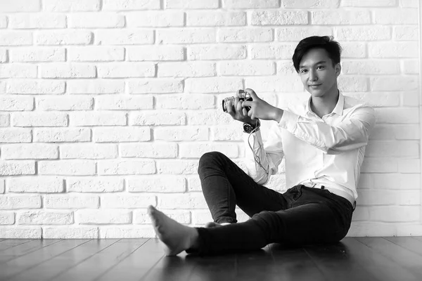 Asiático homem com uma câmera preto e branco — Fotografia de Stock