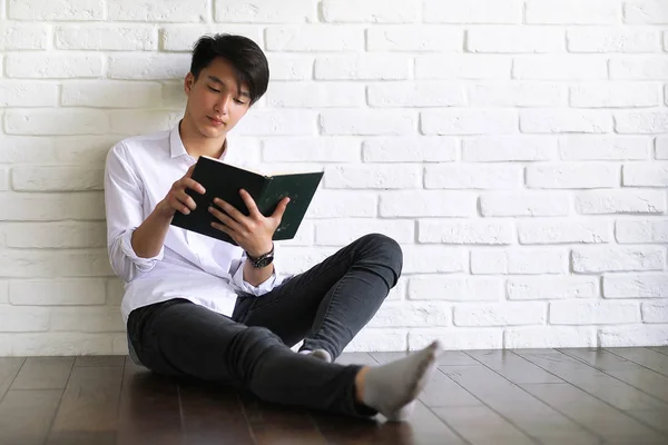 Asiático joven estudiante con libros — Foto de Stock