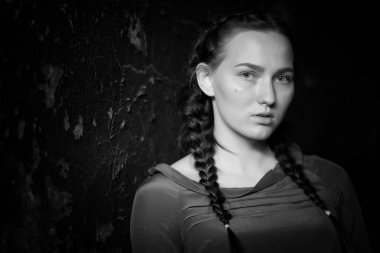 genç kız portre yanmış duvarlar ile eski bir evde