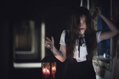 Asya hayalet kız odasında