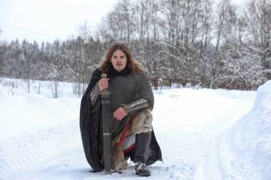 Defender'ı posta zırh genç savaşçı