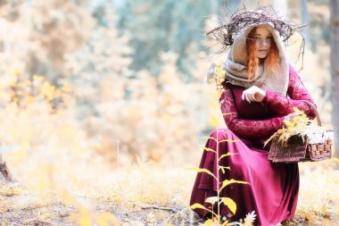 Falcı bir ritüel sonbahar yürütmektedir