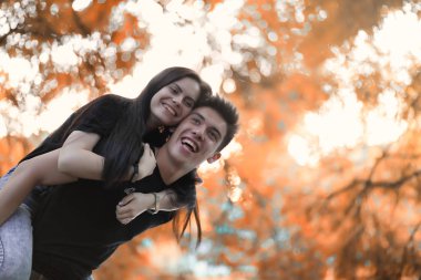 Genç sonbahar Parkta yürümek çift