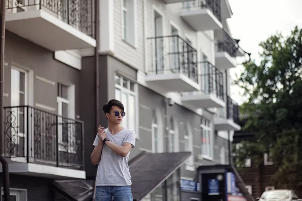 Asiático joven hombre usando gafas de sol al aire libre —  Fotos de Stock