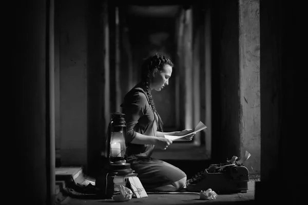 Chica retro en la vieja casa leyendo libros —  Fotos de Stock