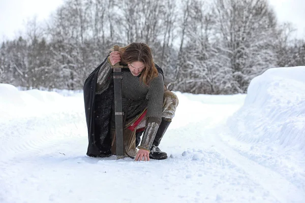 Defender'ı posta zırh genç savaşçı