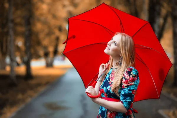 Girl in the street with an umbrella — Stock Photo, Image